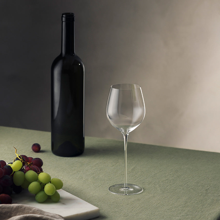 HADELAND GLASSVERK Hadeland Glassverk Icon Dessertvinglass – Dessertvinglass vist sammen med vinflaske og druer på bord