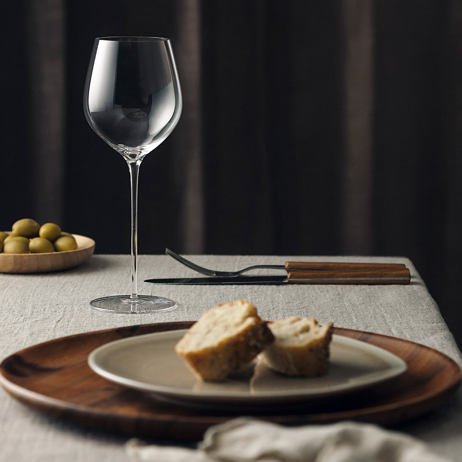 HADELAND GLASSVERK Hadeland Glassverk Icon Dessertvinglass – Dessertvinglass i glass mot mørk borddekking med brød og kniv