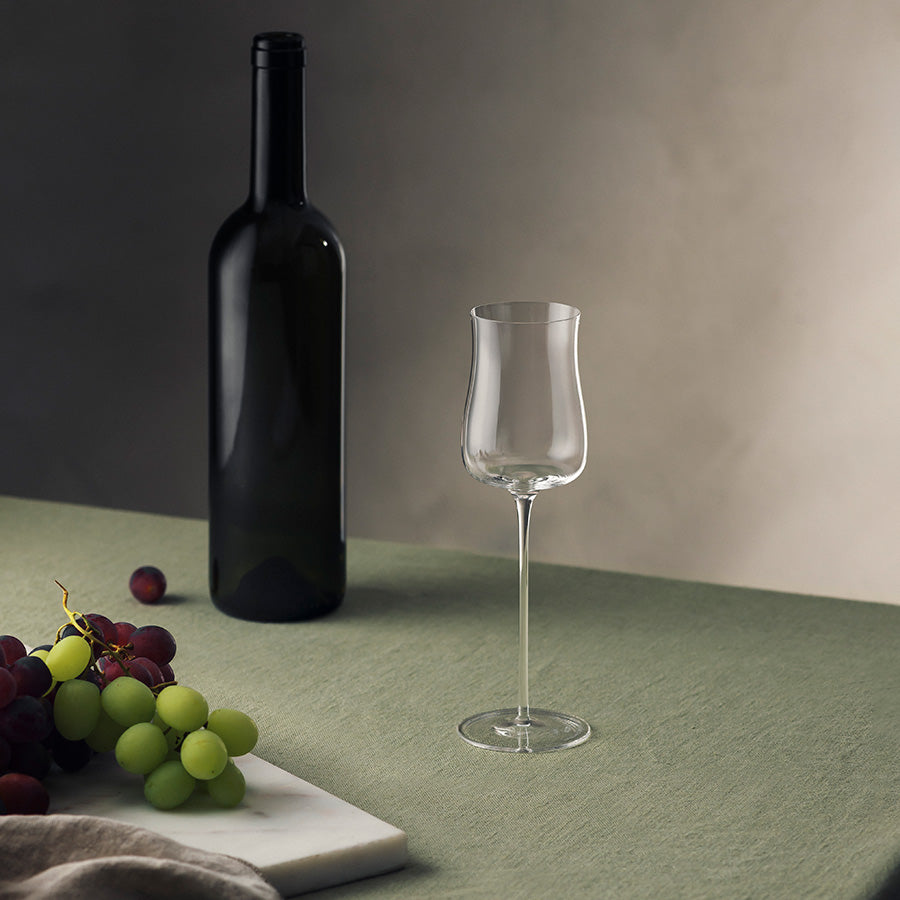 HADELAND GLASSVERK – Hadeland Glassverk Icon Digestif: digestifglass i bruk ved borddekket med vinflaske og druer