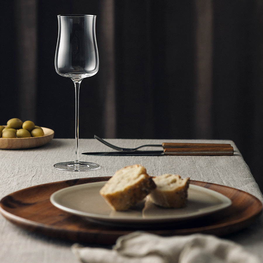 HADELAND GLASSVERK – Hadeland Glassverk Icon Digestif: raffinert digestifglass servert med brød og trebestikk på bordet