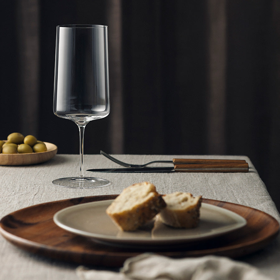 Hadeland Glassverk Icon Ølglass fra HADELAND GLASSVERK – serveringsbilde med ølglass på dekket bord