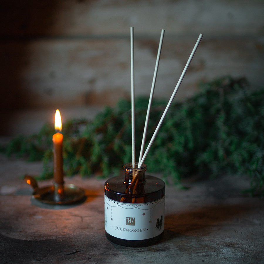 Julemorgen duftpinner med kanel og appelsin i stemningsfull juledekorasjon
