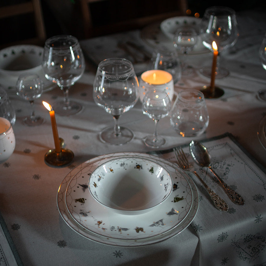 Juledekket bord med Wik & Walsøe akevittglass, servise og levende lys