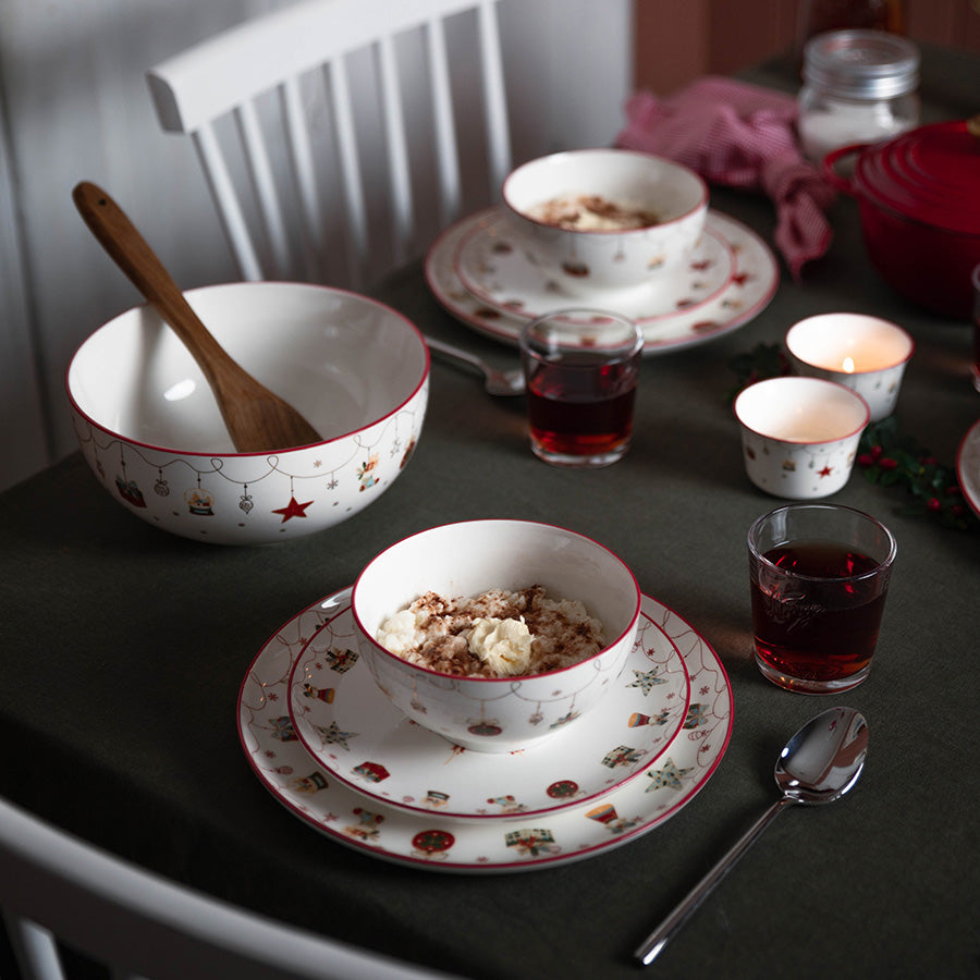 Seasons Juletid asjett med dessert og julemotiv, dandert på et stemningsfullt julebord