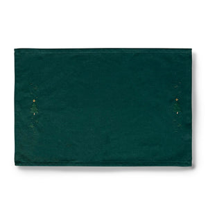JUNA Christmas Fable dekkebrikke i dyp julegrønn med broderte juletrær og julestjerner, 49 x 32 cm