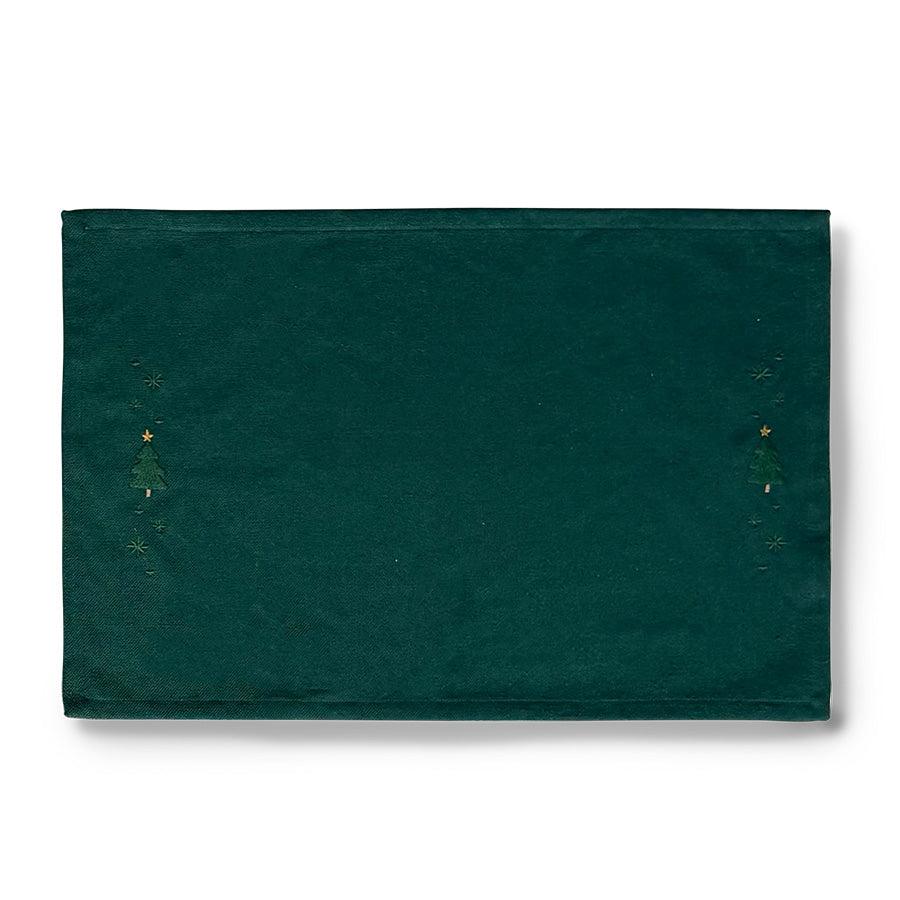 JUNA Christmas Fable dekkebrikke i dyp julegrønn med broderte juletrær og julestjerner, 49 x 32 cm