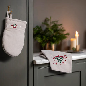 Sandfarget JUNA Christmas Fable grillvott henger på kjøkkenet sammen med matchende juletilbehør