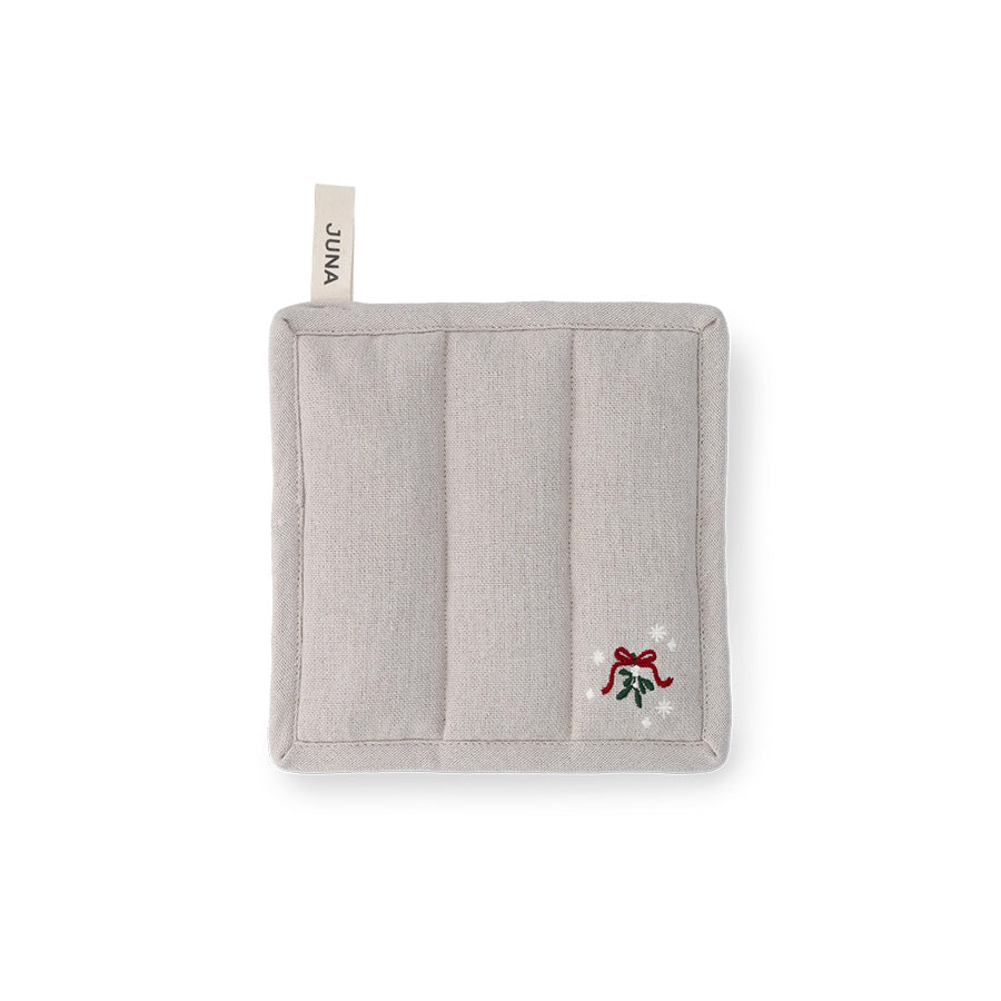 Sandfarget JUNA Christmas Fable gryteklut med brodert mistelteinmotiv og julestjerner, 22 x 22 cm