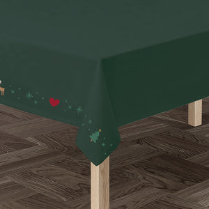Detaljbilde av grønn juleduk med broderte julehjerter, julestjerner og juletre ved bordkanten