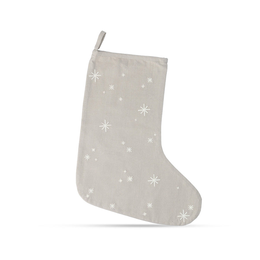 JUNA Christmas Fable julestrømpe i sandfarge med broderte julestjerner, 45 cm