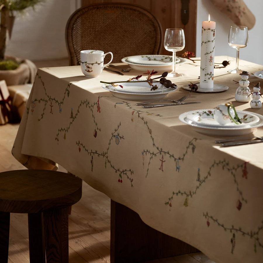 Sandfarget juleduk fra Kähler Hammershøi Christmas dekker langbord med festlig juledekking