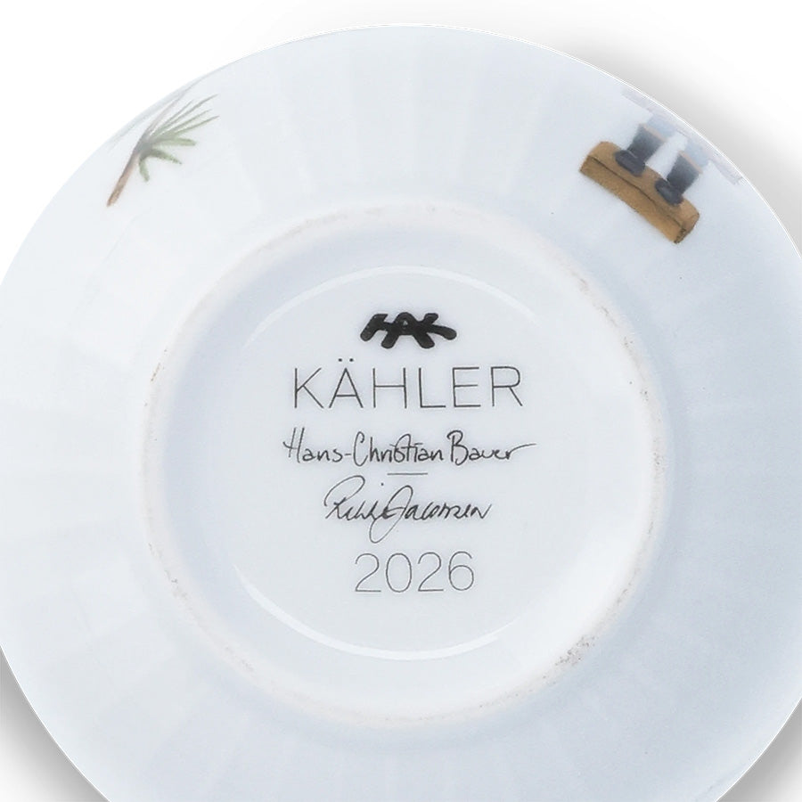 Undersiden av Kähler Hammershøi Christmas julekrus med signaturer og årstallet 2026