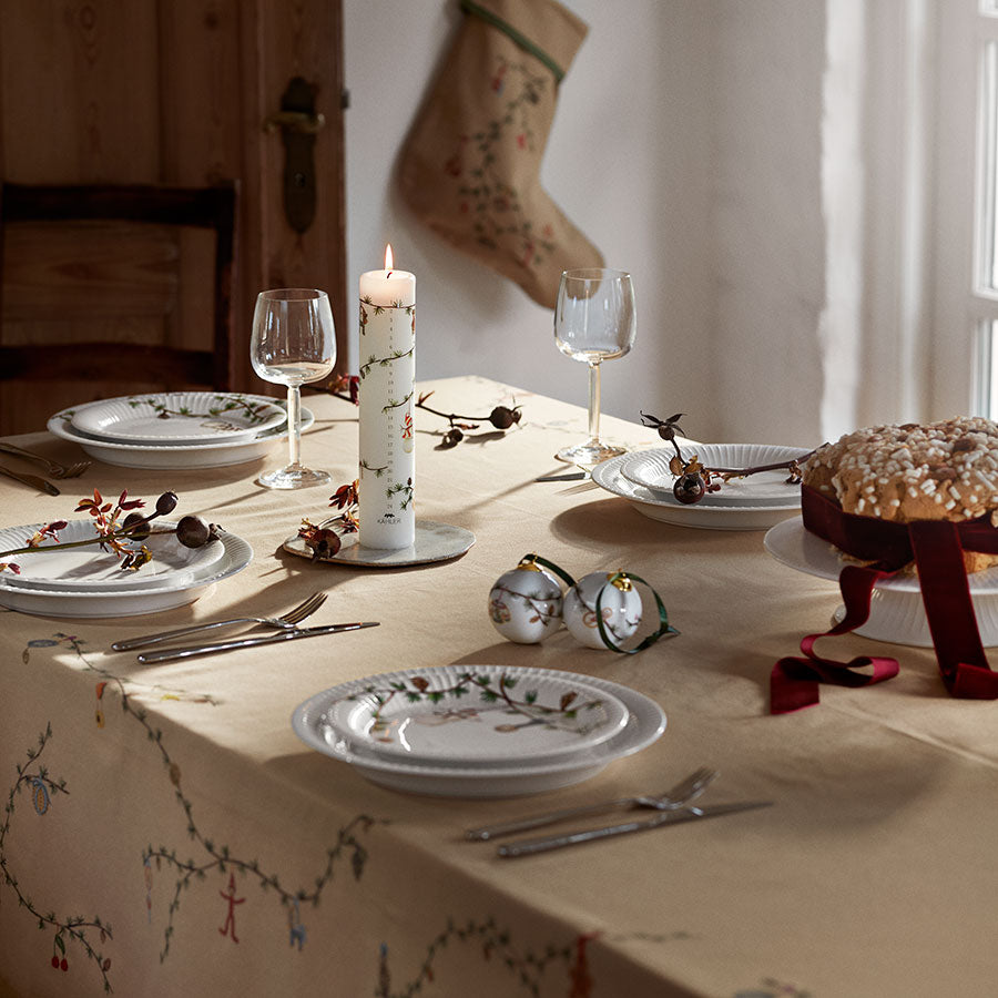 Festlig juledekorasjon med Kähler Hammershøi julekuler og en vakkert dekket bord for julefeiring.