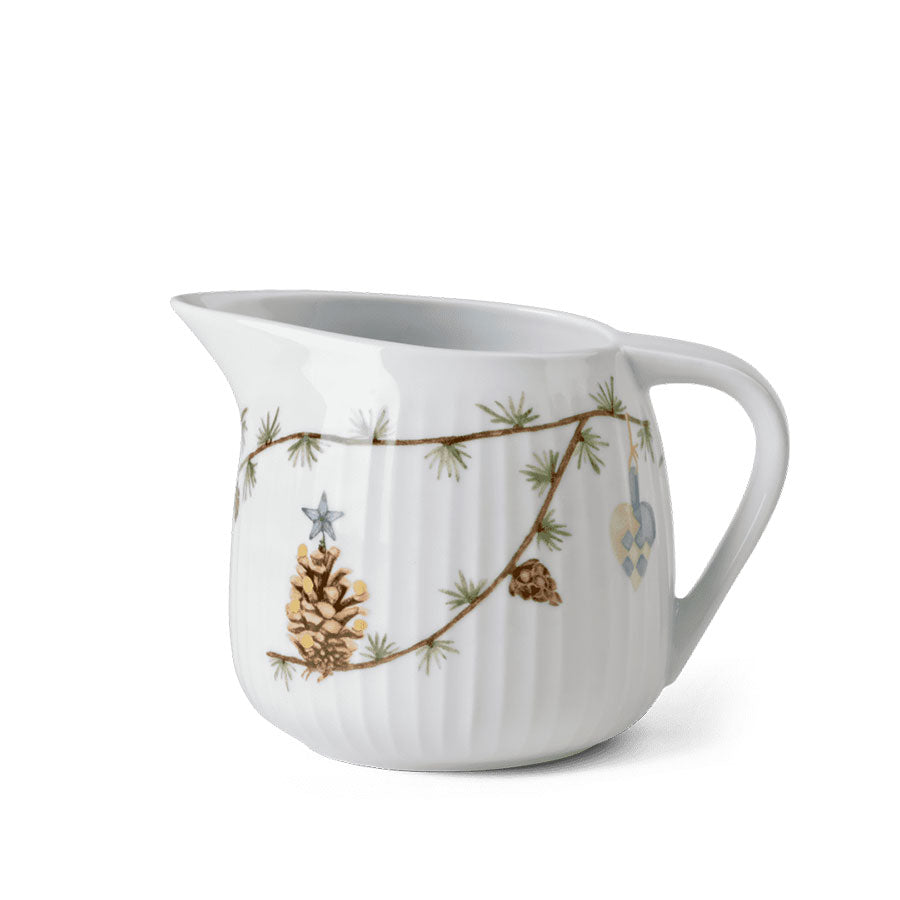 Elegant Kähler Hammershøi sausenebb med julemotiv av gran, stjerner og tradisjonelle julehjerter, perfekt for servering av saus til julemiddagen.