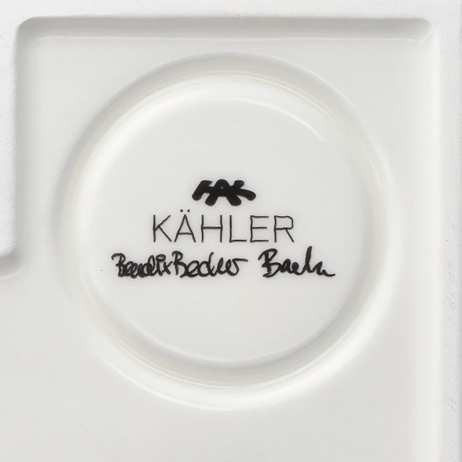 Nærbilde av Kähler-logo og designernes signatur på undersiden av Urbania Stall lyshus