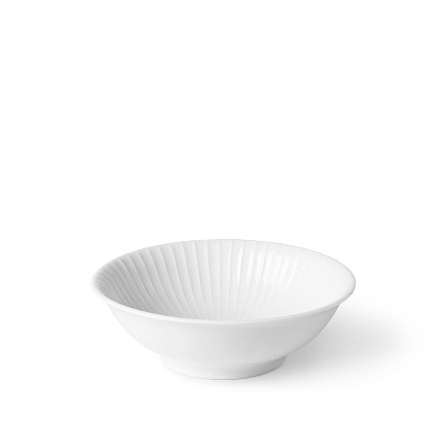 Kähler Hammershøi skål 16cm i hvit med elegante innvendige riller og buet form, perfekt til frokost og småretter.