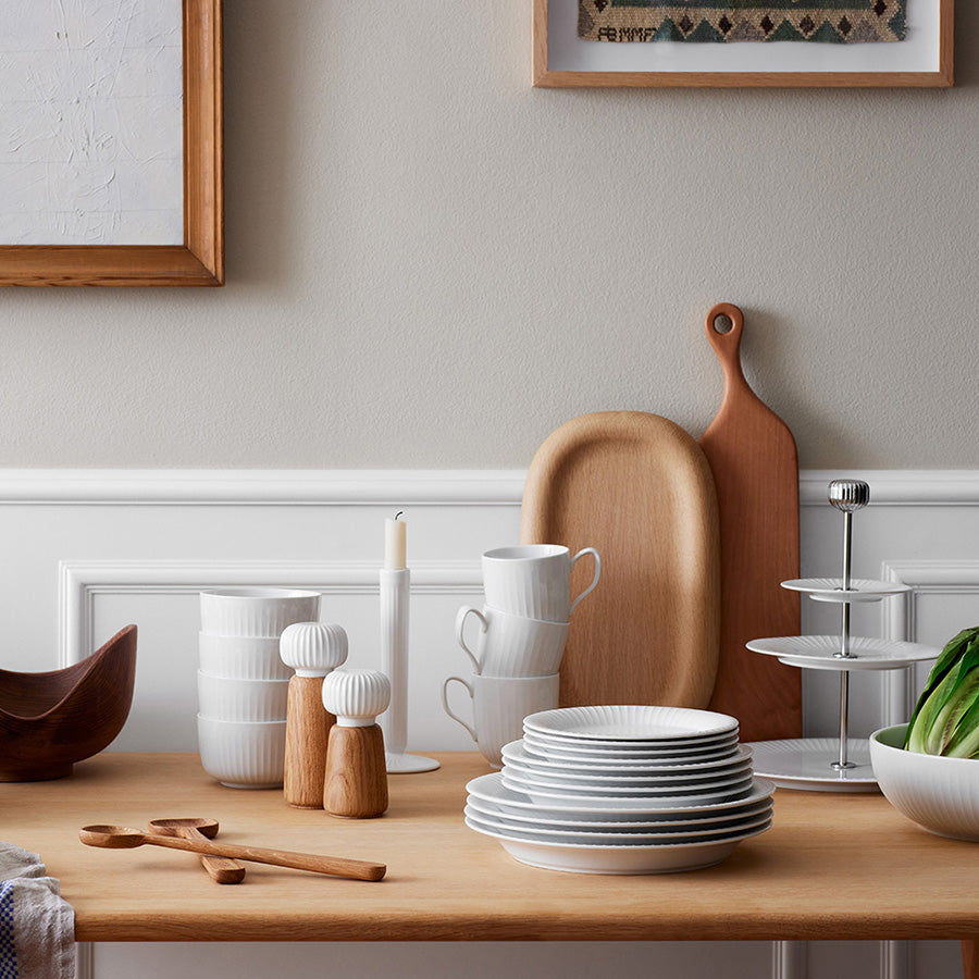 Kähler Hammershøi Kvern 18cm Hvit, kvernene dekorativt plassert på et bord med moderne dekorelementer.