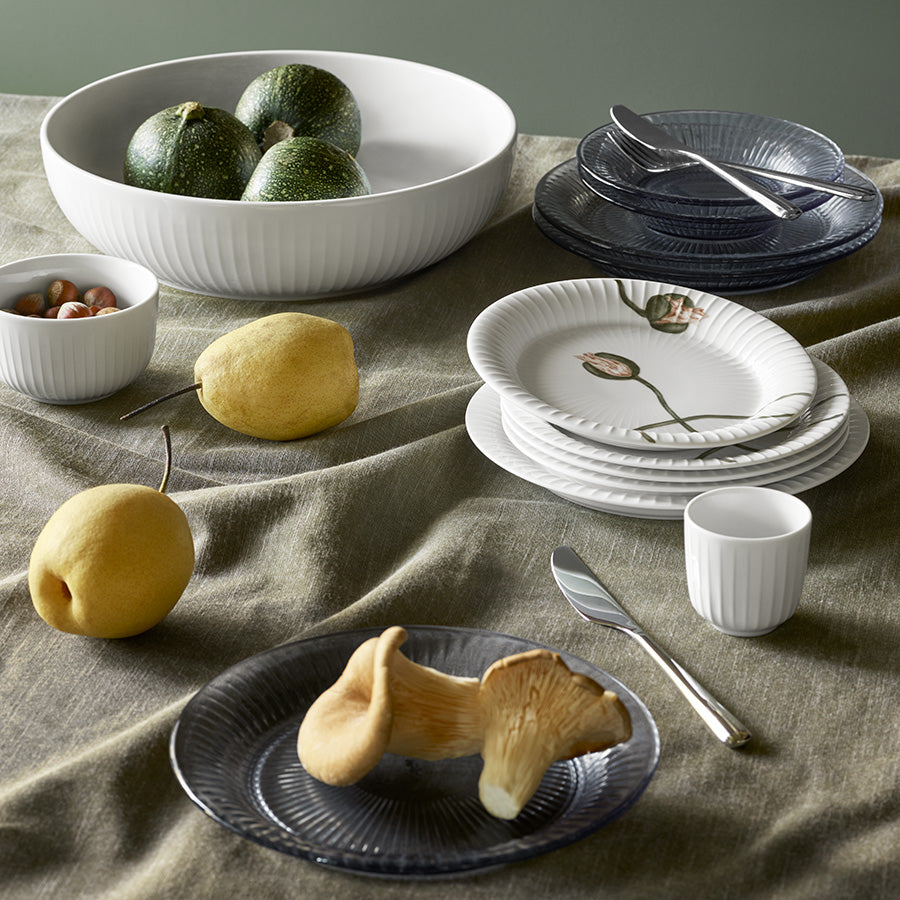 Kähler Hammershøi Serveringsskål 30cm Hvit, presentert med diverse tallerkener og frukt, elegant borddekkingen med Serveringsskål.