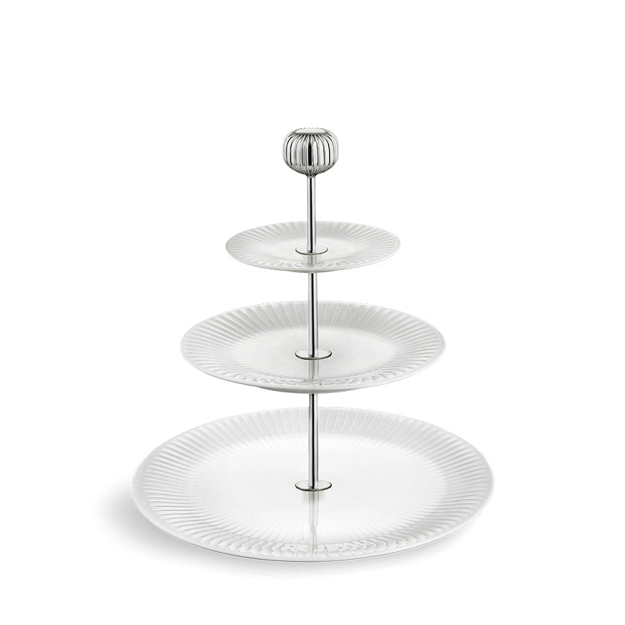 Kähler Hammershøi etasjefat 28 cm i hvit, elegant tre-nivåer serveringsfat for kaker, frukt og delikatesser. Perfekt til festlig servering.