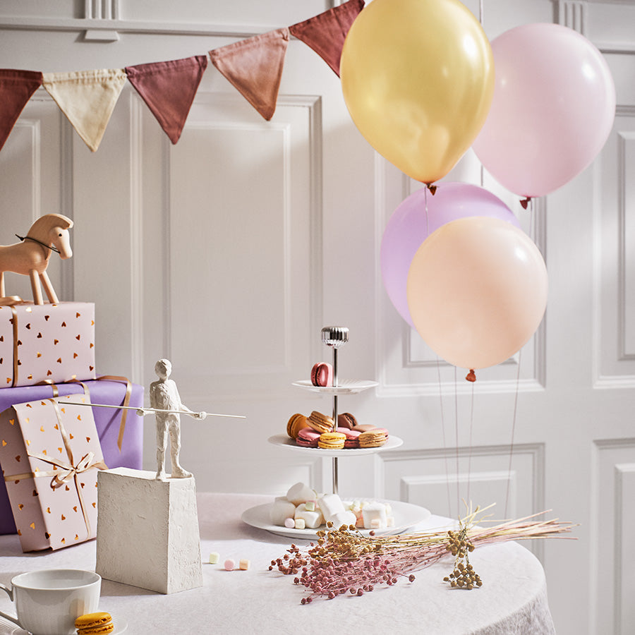 Kähler Hammershøi etasjefat 28 cm i hvit, dekorert med macarons og festlige elementer, ideell til bursdagsfeiring og spesielle anledninger.