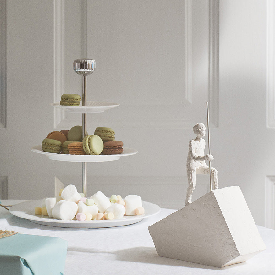 Kähler Hammershøi etasjefat 28 cm i hvit, presenterer delikate makroner, ideal for borddekking og festlige anledninger.