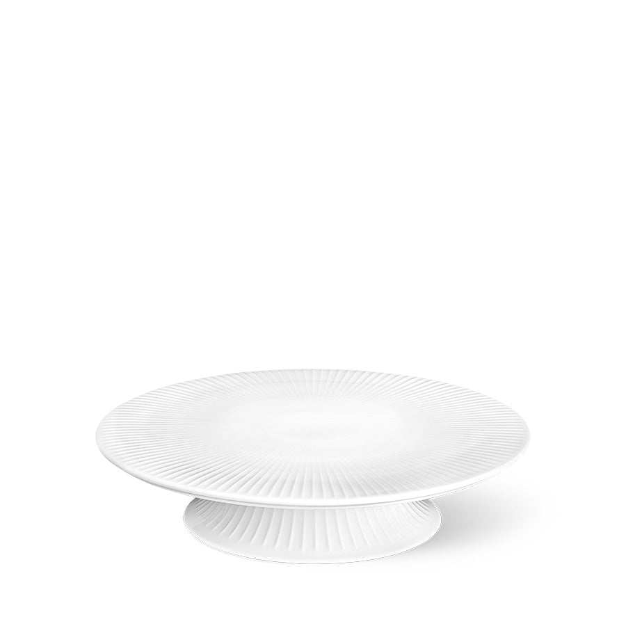 Kähler Hammershøi kakefat på stett 30 cm i hvit porselen med elegante riller, ideelt for å vise frem kaker og desserter.