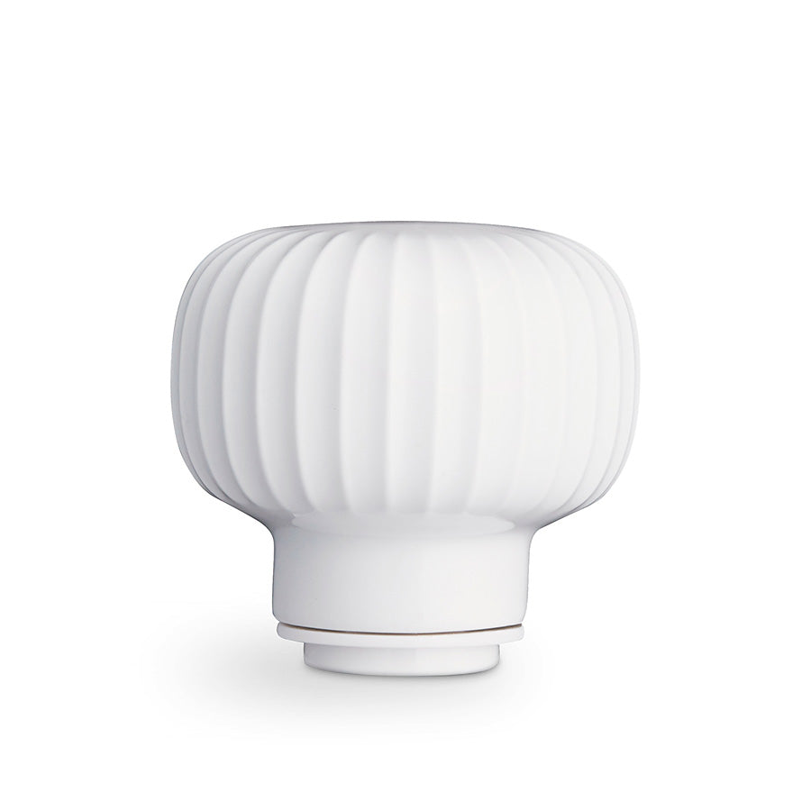 Hvit porselen topp til Kähler Hammershøi krydderkvern, dekorert med riller, designet for stil og funksjonalitet.