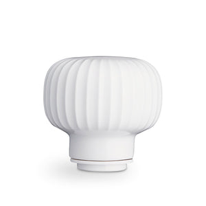 Kähler Hammershøi Kvern 18cm Hvit, nærbilde av det hvite rillete porselenslokket på kvernen.