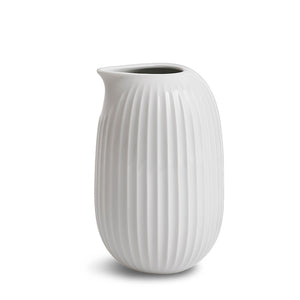Kähler Hammershøi Mugge 50cl Hvit med ikoniske vertikale riller, elegant design for servering av melk eller blomster.