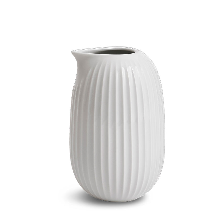 Kähler Hammershøi Mugge 50cl Hvit med ikoniske vertikale riller, elegant design for servering av melk eller blomster.