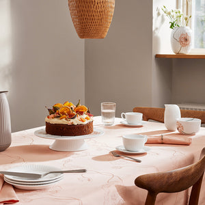 Kähler Hammershøi Mugge 50cl Hvit som del av et vakkert dekket bord med kake og servise, perfekt til enhver anledning.