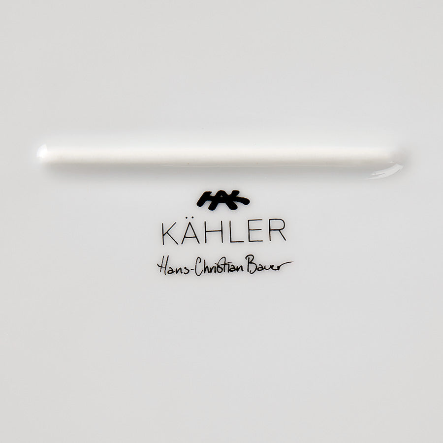 Bunnen av Kähler Hammershøi ovalt serveringsfat med Kähler-logo og designinformasjon. Kvalitetsfat i hvit kermaikk.