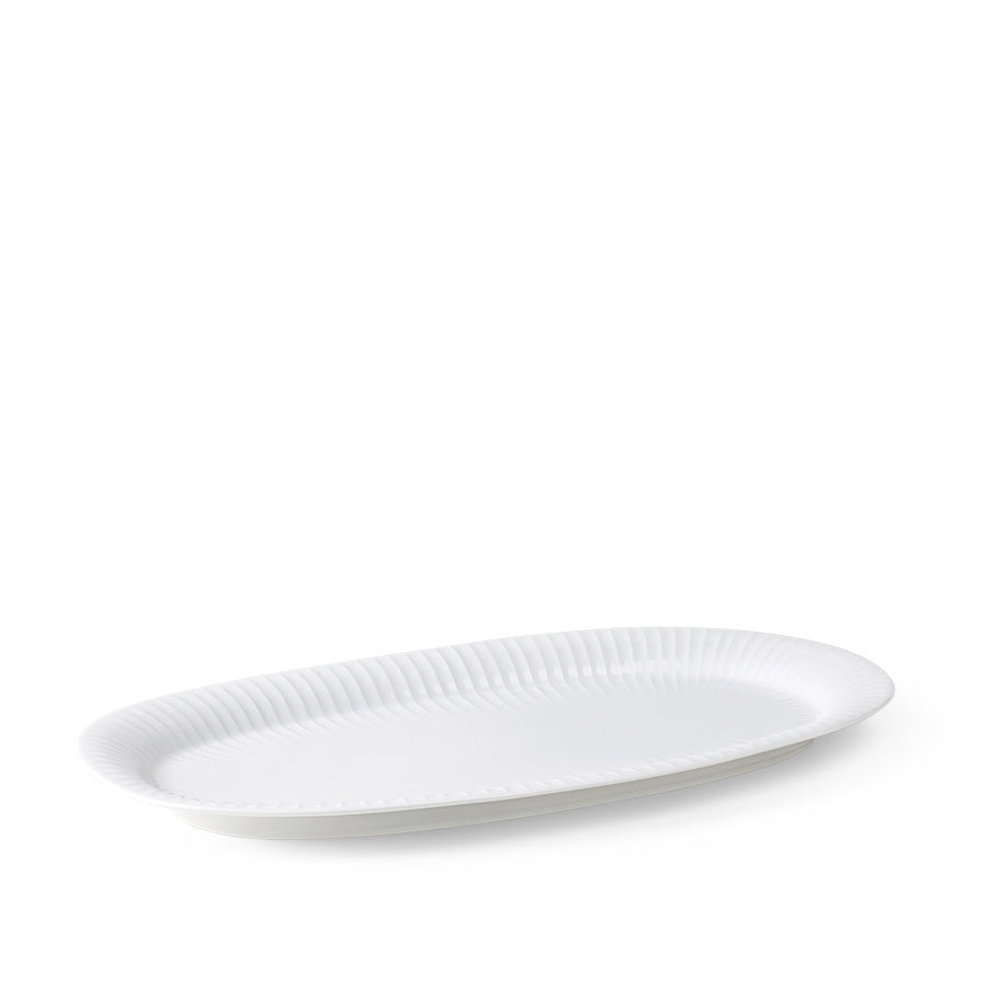 Kähler Hammershøi ovalt serveringsfat 40x22,5 cm i hvit. Sidesyn av fatet med stilren design og detaljerte riller.