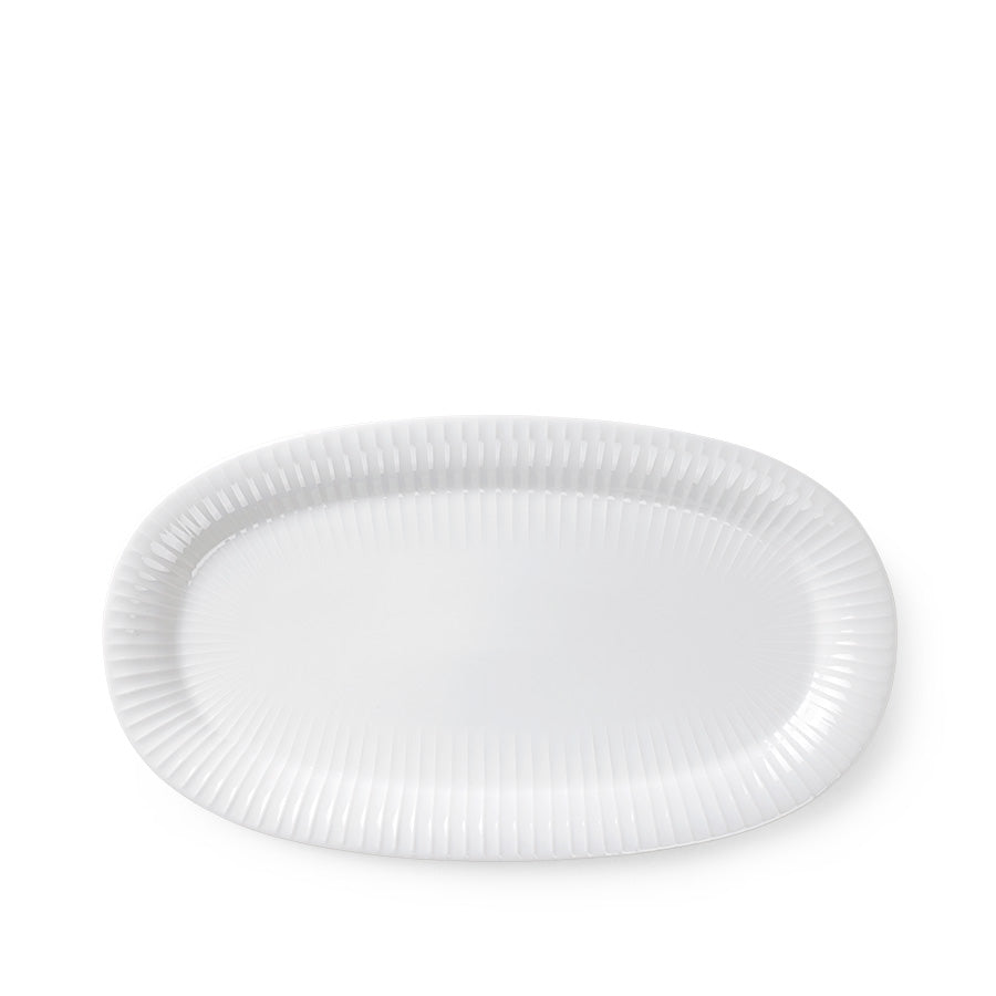 Kähler Hammershøi ovalt serveringsfat 40x22,5 cm i hvit. Elegant design med klassiske riller. Perfekt som fat til servering.