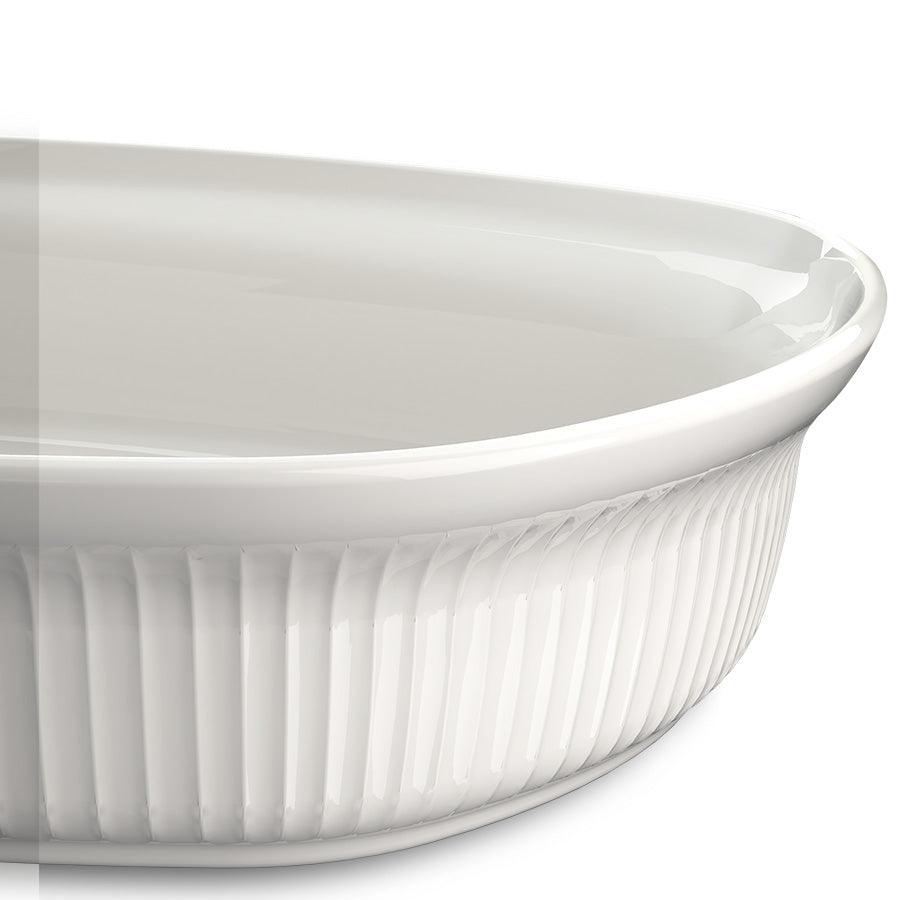 Detalj av Kähler Hammershøi Ovnsfast Fat 32x24cm, visning av den karakteristiske rillede overflaten i hvitt porselen.