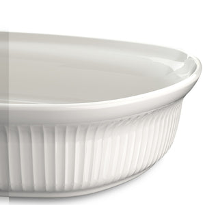 Detalj av Kähler Hammershøi Ovnsfast Fat 32x24cm, visning av den karakteristiske rillede overflaten i hvitt porselen.