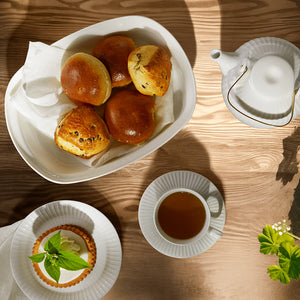 Kähler Hammershøi Ovnsfast Fat 32x24cm servert med brød og dessert, perfekt for både hverdag og festlige anledninger.