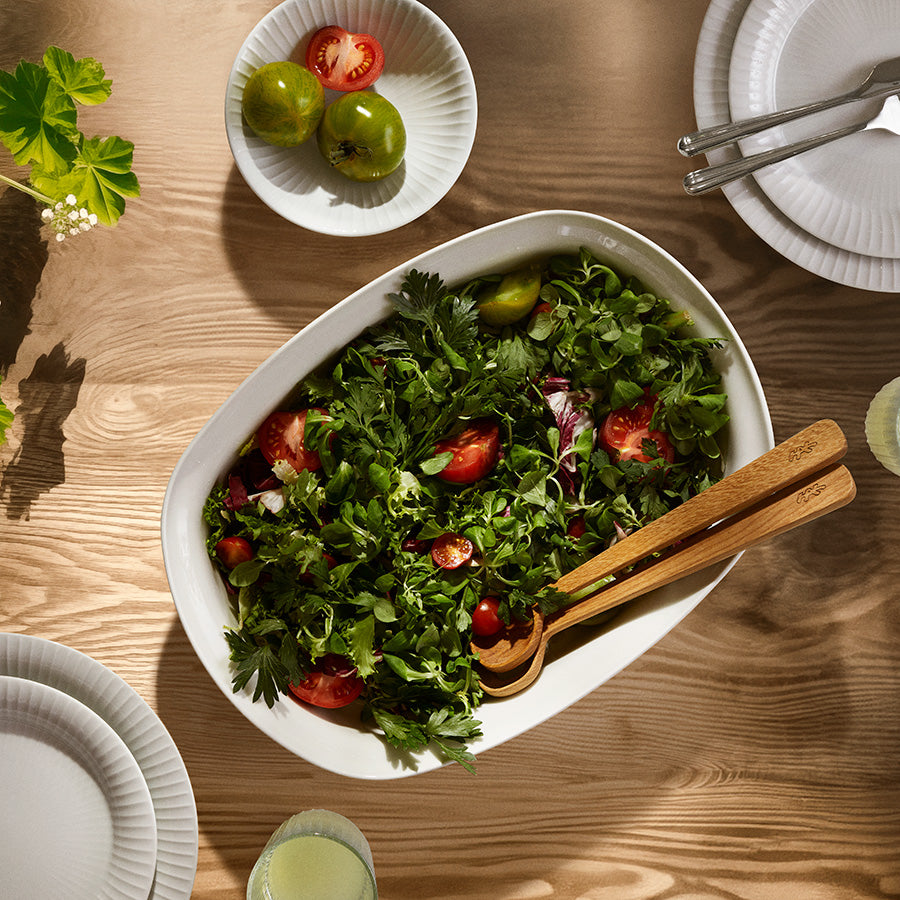 Kähler Hammershøi ovnsfast fat 39x29,5cm hvit, stort og elegant ovnsform fylt med frisk salat, perfekt for servering på bordet ved familiesammenkomster.