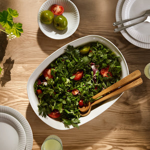 Kähler Hammershøi ovnsfast fat 39x29,5cm hvit, stort og elegant ovnsform fylt med frisk salat, perfekt for servering på bordet ved familiesammenkomster.