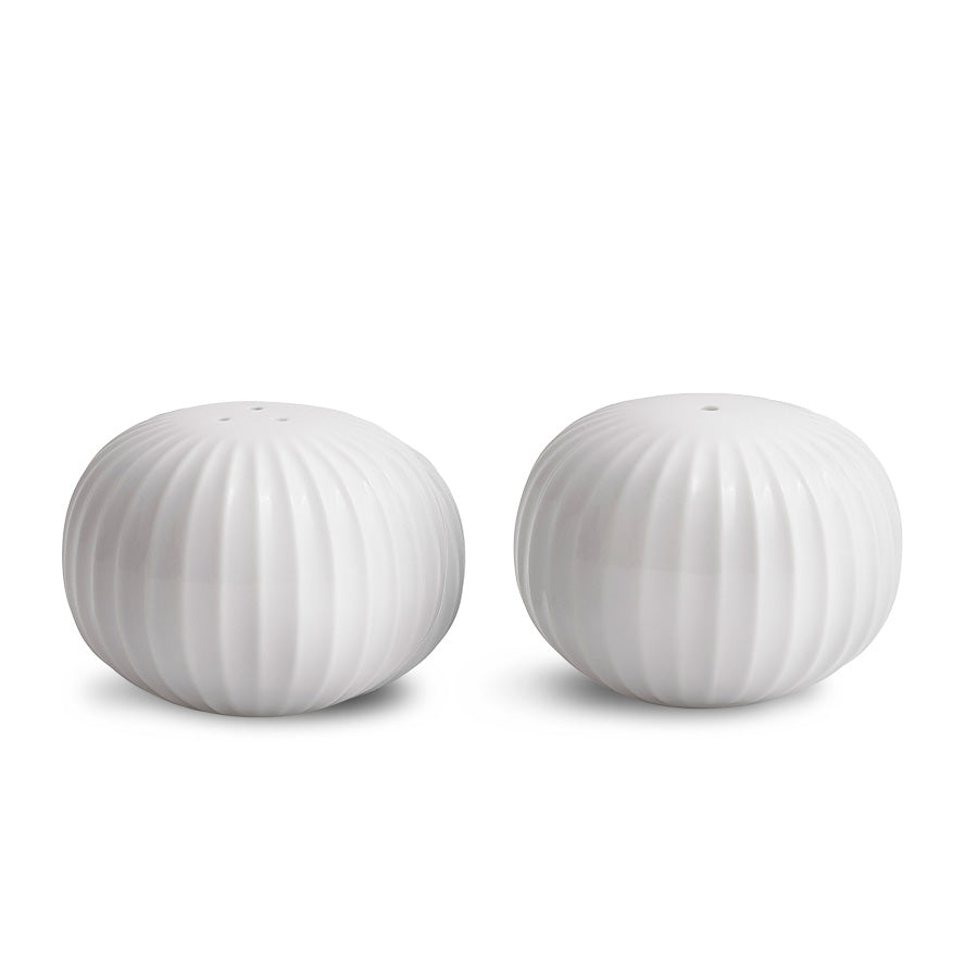Kähler Hammershøi salt- og peppersett i hvit porselen, elegant design med ikoniske riller, perfekt til borddekkingen.