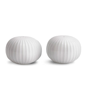 Kähler Hammershøi salt- og peppersett i hvit porselen, elegant design med ikoniske riller, perfekt til borddekkingen.