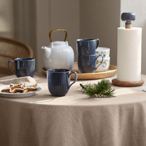 Kähler Hammershøi tekanne i hvitt porselen, kombinert med matchende kopper, for en helhetlig teopplevelse på bordet.