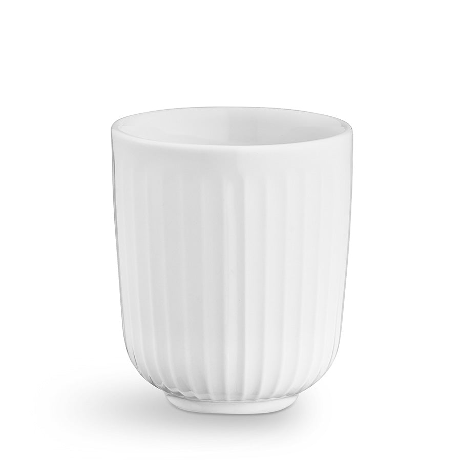 Kähler Hammershøi termokopp 30cl i hvit keramikk med rillede detaljer, perfekt for å nyte varme drikker som kaffe og te. Elegant design som kombinerer stil og funksjonalitet.