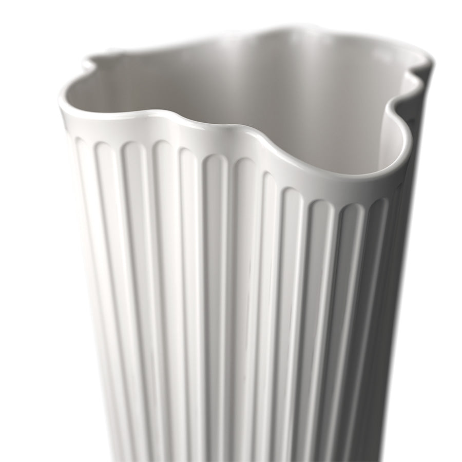 Detalj av Kähler Hammershøi Unfold vase 16,5 cm hvit, viser den bølgende kanten og de ikoniske Hammershøi-rillene.