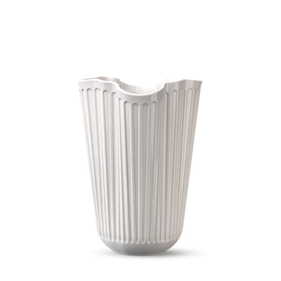 Kähler Hammershøi Unfold vase 16,5 cm hvit med karakteristiske riller, elegant design i kritthvit keramikk.