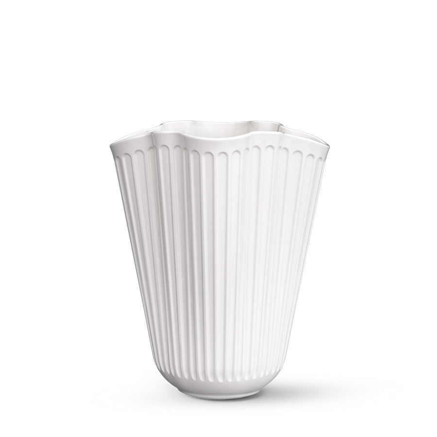 Kähler Hammershøi Unfold vase 16,5 cm hvit sett fra siden, med unik foldet form designet for å fremheve blomster naturlig.
