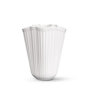 Kähler Hammershøi Unfold vase 16,5 cm hvit sett fra siden, med unik foldet form designet for å fremheve blomster naturlig.