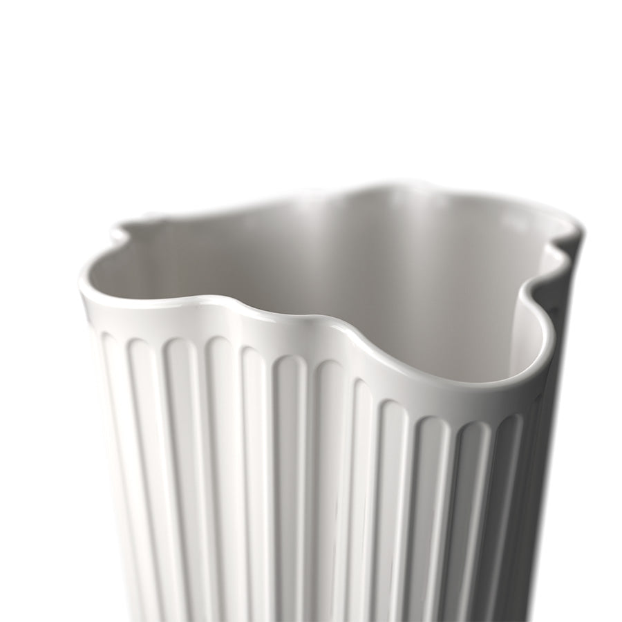 Detalj av Kähler Hammershøi Unfold Vase 20,5cm Hvit som viser den bølgende kanten og de vertikale rilene, en kunstnerisk keramikkvase.