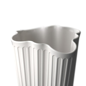 Detalj av Kähler Hammershøi Unfold Vase 20,5cm Hvit som viser den bølgende kanten og de vertikale rilene, en kunstnerisk keramikkvase.