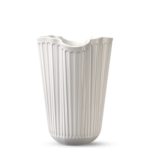 Kähler Hammershøi Unfold Vase 20,5cm Hvit i en skulpturell design med karakteristiske riller, perfekt for blomsteroppsatser.
